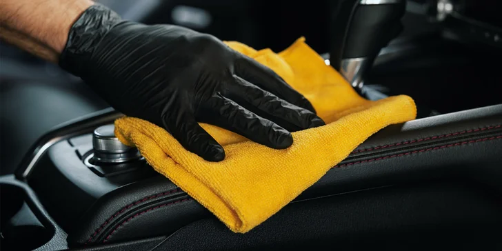 Detailní čištění auta: interiér vč. tepování, exteriér, ozon i kompletní balíček