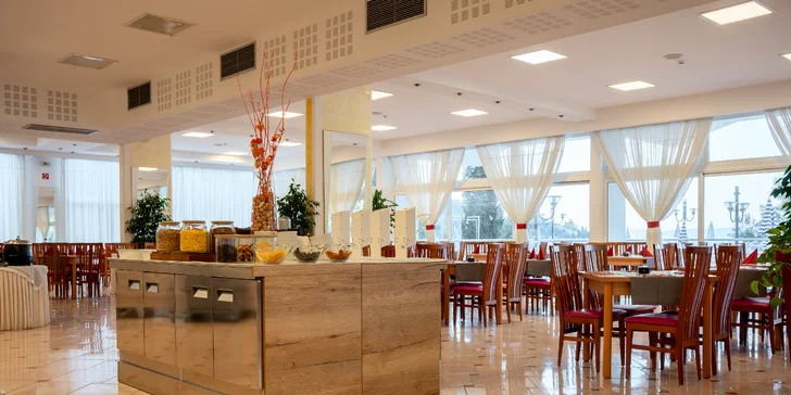 Dovolená v chorvatském zálivu Rabac: 4* hotel 150 m od pláže, strava i bazény