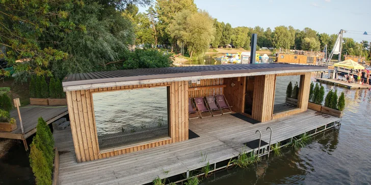 Houseboat na Proboštském jezeře: dvě terasy, kompletní vybavení i možnost sauny