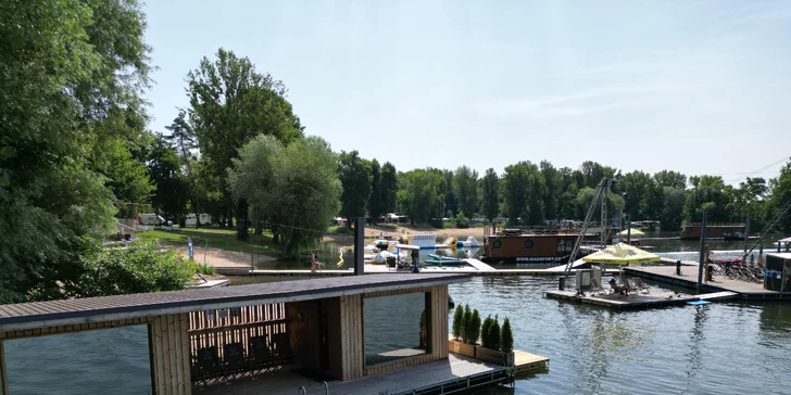 Houseboat na Proboštském jezeře: dvě terasy, kompletní vybavení i možnost sauny
