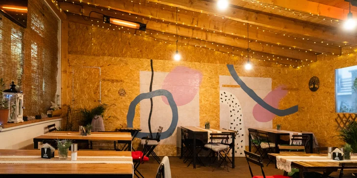 4chodové menu v moderní restauraci: tatarák, kulajda, panenka sous vide a cheesecake