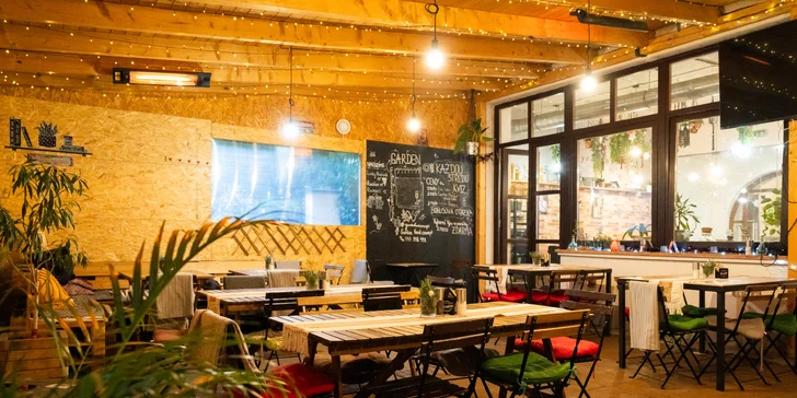 4chodové menu v moderní restauraci: tatarák, kulajda, panenka sous vide a cheesecake