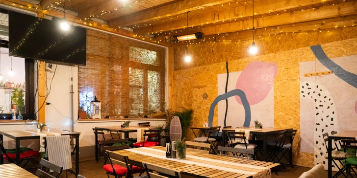 4chodové menu v moderní restauraci: tatarák, kulajda, panenka sous vide a cheesecake