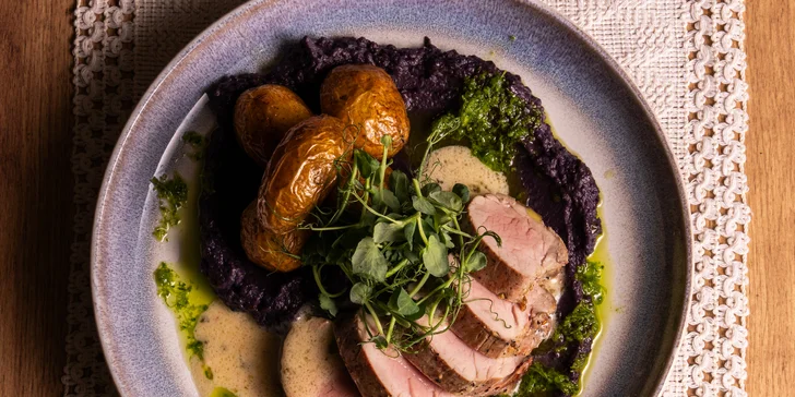 4chodové menu v moderní restauraci: tatarák, kulajda, panenka sous vide a cheesecake