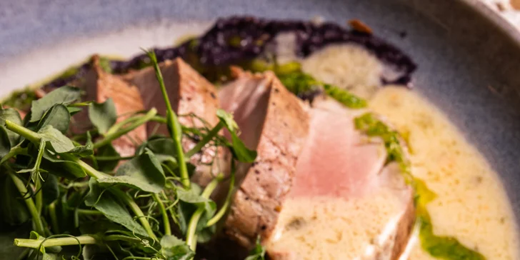 4chodové menu v moderní restauraci: tatarák, kulajda, panenka sous vide a cheesecake