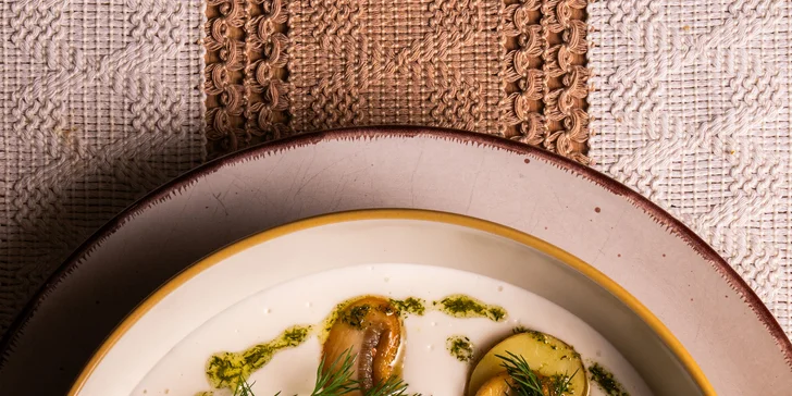 4chodové menu v moderní restauraci: tatarák, kulajda, panenka sous vide a cheesecake