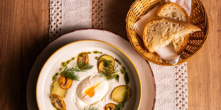 4chodové menu v moderní restauraci: tatarák, kulajda, panenka sous vide a cheesecake