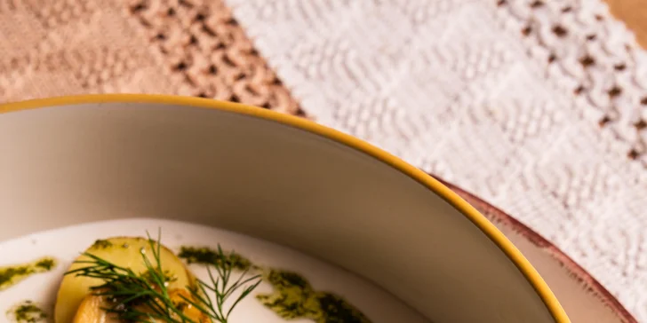 4chodové menu v moderní restauraci: tatarák, kulajda, panenka sous vide a cheesecake