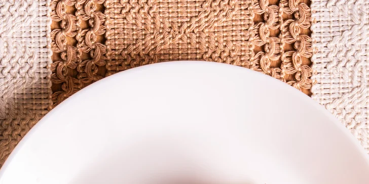 4chodové menu v moderní restauraci: tatarák, kulajda, panenka sous vide a cheesecake