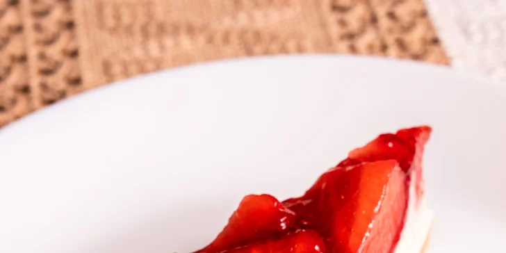 4chodové menu v moderní restauraci: tatarák, kulajda, panenka sous vide a cheesecake