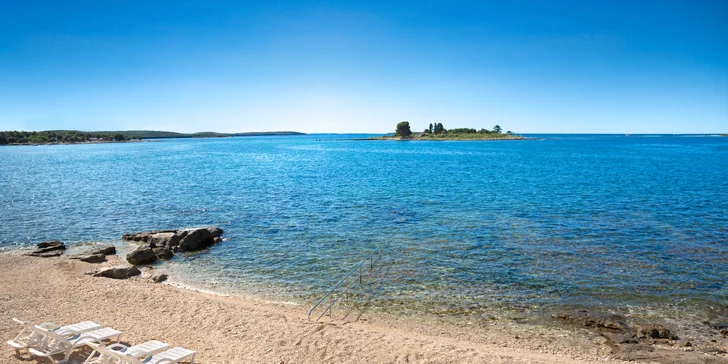 Hurá na Istrii: 3* apartmány přímo u pláže, snídaně nebo polopenze, bazén s tobogány