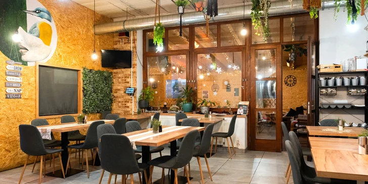 4chodové menu v moderní restauraci: tatarák, kulajda, panenka sous vide a cheesecake