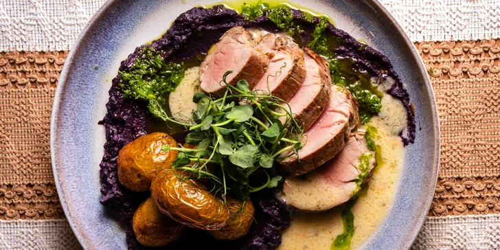 4chodové menu v moderní restauraci: tatarák, kulajda, panenka sous vide a cheesecake