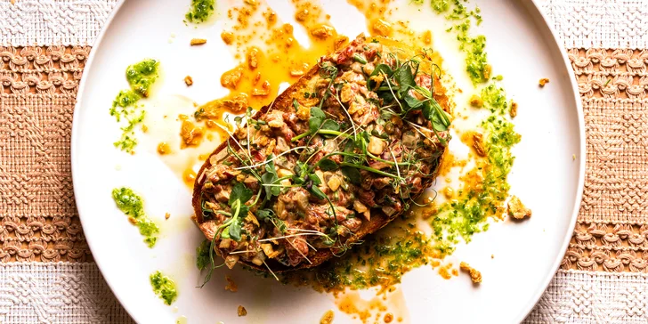 4chodové menu v moderní restauraci: tatarák, kulajda, panenka sous vide a cheesecake