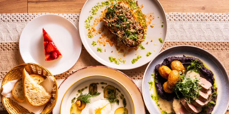 4chodové menu v moderní restauraci: tatarák, kulajda, panenka sous vide a cheesecake