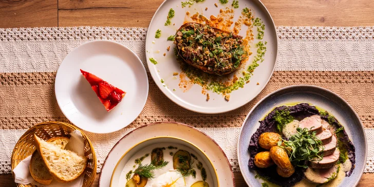 4chodové menu v moderní restauraci: tatarák, kulajda, panenka sous vide a cheesecake