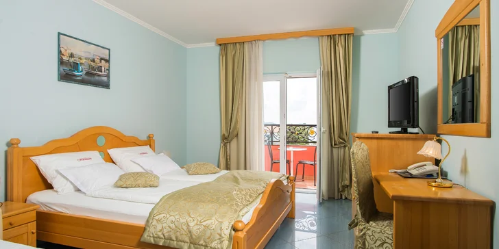 Léto v Dalmácii: hotel 2 minuty od pláže, strava, bazén a 2 děti zdarma