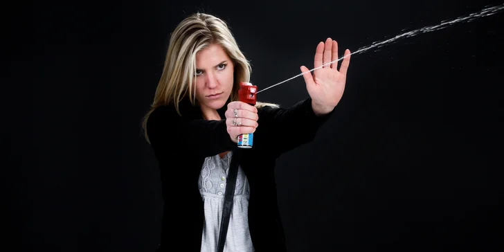 Sebeobrana krav maga: kurz proti noži nebo na použití pepřového spreje