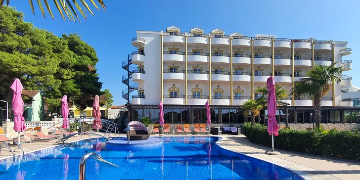 Léto v Dalmácii: hotel 2 minuty od pláže, strava, bazén a 2 děti zdarma