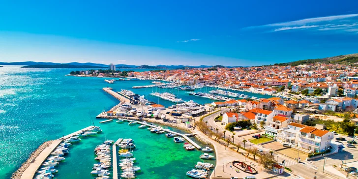 Léto v Dalmácii: hotel 2 minuty od pláže, strava, bazén a 2 děti zdarma