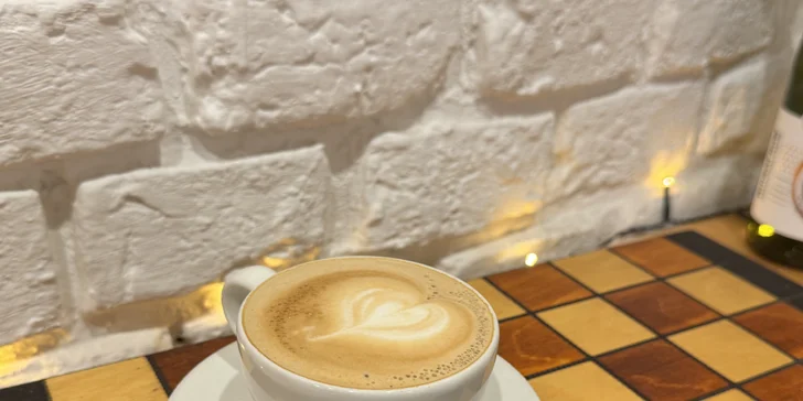 Posezení v kavárně: káva, svařák či Mimosa i domácí banana bread, pro 1 či 2 osoby