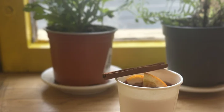 Posezení v kavárně: káva, svařák či Mimosa i domácí banana bread, pro 1 či 2 osoby