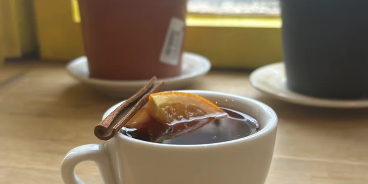 Posezení v kavárně: káva, svařák či Mimosa i domácí banana bread, pro 1 či 2 osoby