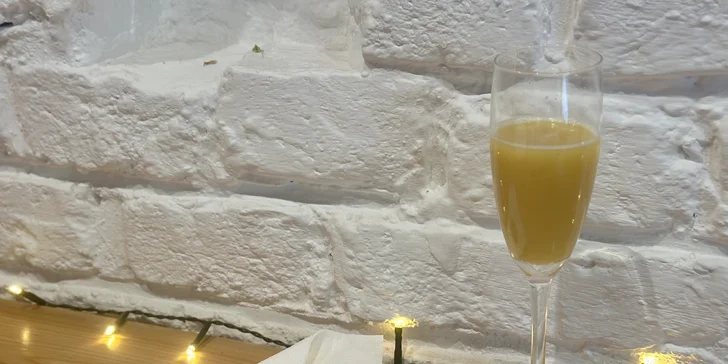Posezení v kavárně: káva, svařák či Mimosa i domácí banana bread, pro 1 či 2 osoby