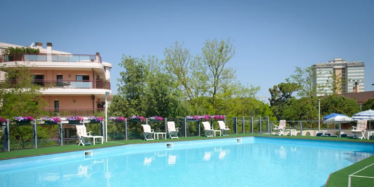 Ravenna: hotel u pláže, bazén i strava dle výběru od snídaní až po plnou penzi