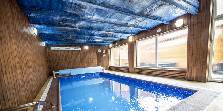 Zasloužený relax v privátním wellness: masážní křesla, vířivka, bazén i sauna