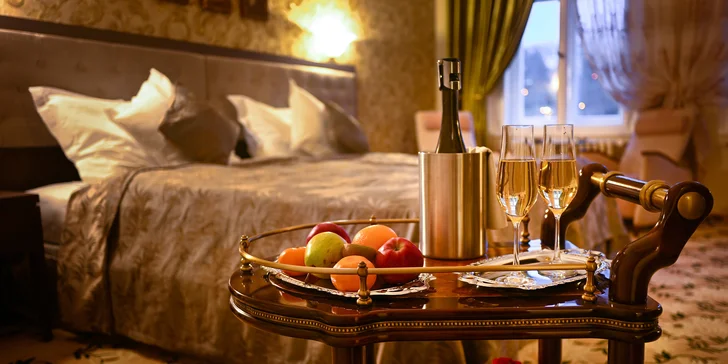 Romantika ve Varech: láhev prosecca na pokoji, možnost 3chodové večeře i snídaně do postele