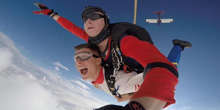Tandemový seskok s padákem z výšky 3 200 m i vč. videozáznamu