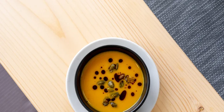 Šestichodové degustační menu pro dva: paštika, kulajda, svíčková i líčka a dezert k tomu