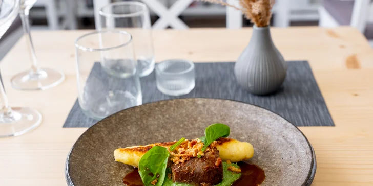 Šestichodové degustační menu pro dva: paštika, kulajda, svíčková i líčka a dezert k tomu