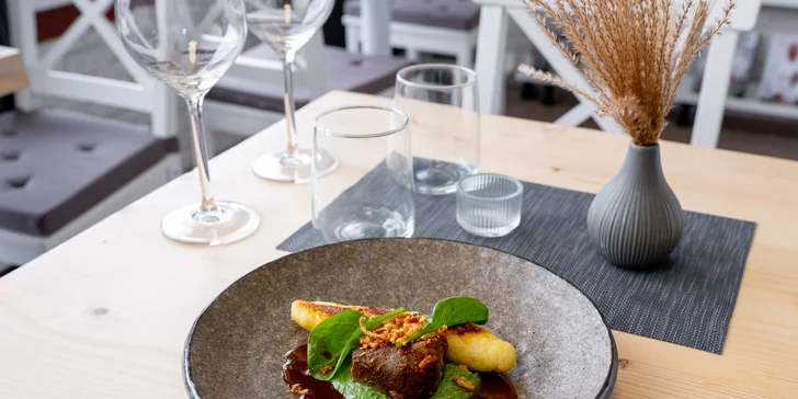 Šestichodové degustační menu pro dva: paštika, kulajda, svíčková i líčka a dezert k tomu