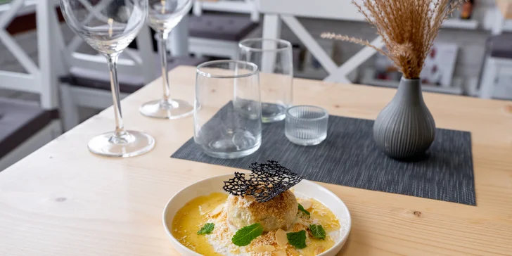 Šestichodové degustační menu pro dva: paštika, kulajda, svíčková i líčka a dezert k tomu