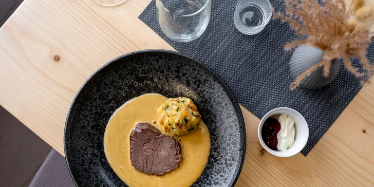 Šestichodové degustační menu pro dva: paštika, kulajda, svíčková i líčka a dezert k tomu