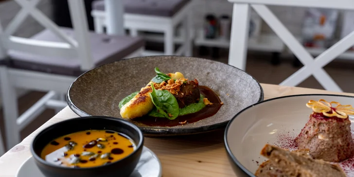 Šestichodové degustační menu pro dva: paštika, kulajda, svíčková i líčka a dezert k tomu