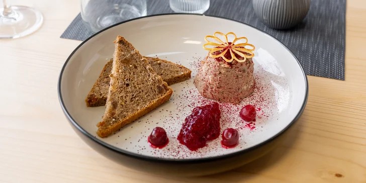 Šestichodové degustační menu pro dva: paštika, kulajda, svíčková i líčka a dezert k tomu