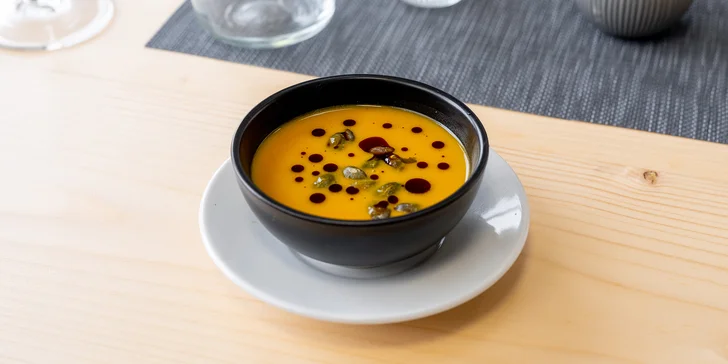 Šestichodové degustační menu pro dva: paštika, kulajda, svíčková i líčka a dezert k tomu