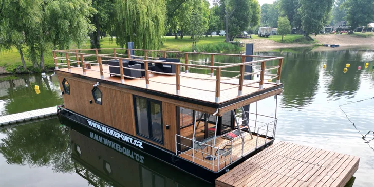 Houseboat na Proboštském jezeře: dvě terasy, kompletní vybavení i možnost sauny