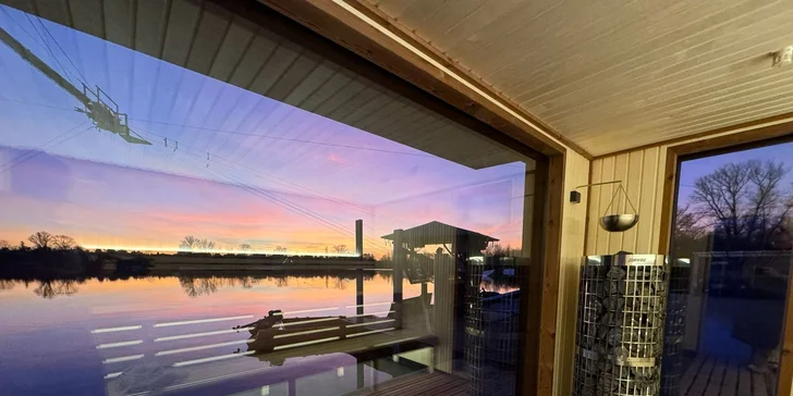 Houseboat na Proboštském jezeře: dvě terasy, kompletní vybavení i možnost sauny