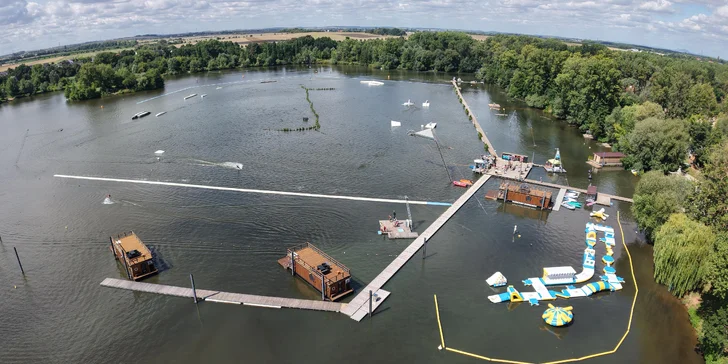Houseboat na Proboštském jezeře: dvě terasy, kompletní vybavení i možnost sauny