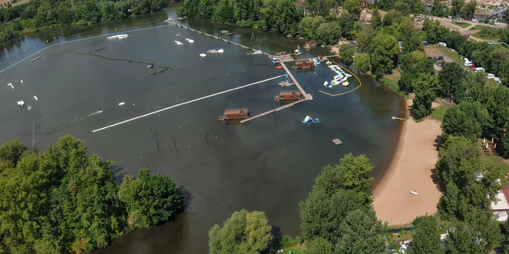 Houseboat na Proboštském jezeře: dvě terasy, kompletní vybavení i možnost sauny