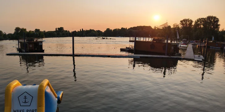 Houseboat na Proboštském jezeře: dvě terasy, kompletní vybavení i možnost sauny