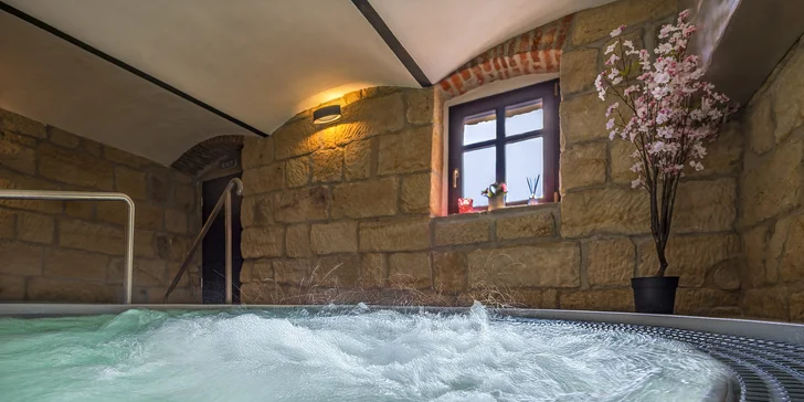 Privátní wellness až pro 4 osoby: vířivka, sauna, relax zóna i láhev prosecca