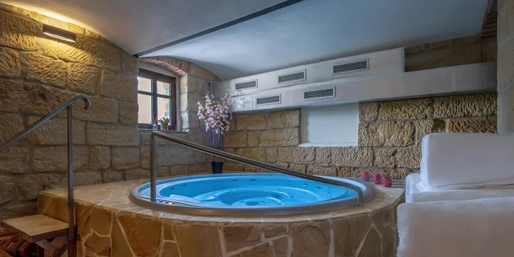 Privátní wellness až pro 4 osoby: vířivka, sauna, relax zóna i láhev prosecca