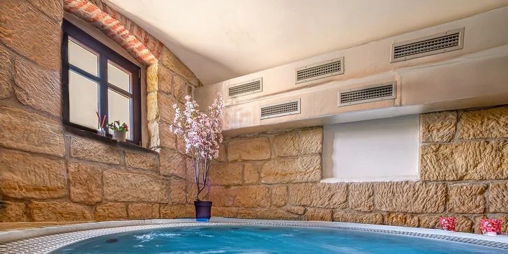 Privátní wellness až pro 4 osoby: vířivka, sauna, relax zóna i láhev prosecca