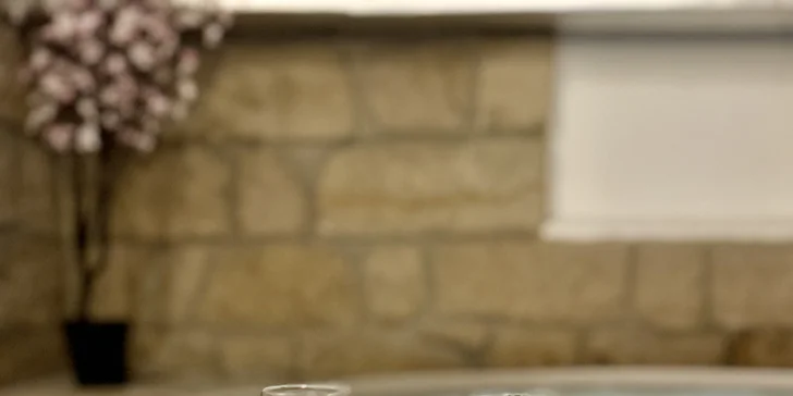 Privátní wellness až pro 4 osoby: vířivka, sauna, relax zóna i láhev prosecca