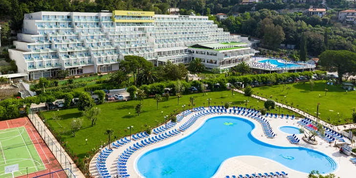 Dovolená v chorvatském zálivu Rabac: 4* hotel 150 m od pláže, strava i bazény